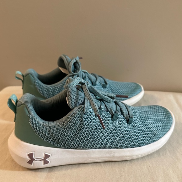 Under Armour running shoes, size 5.5 - Picture 2 of 6